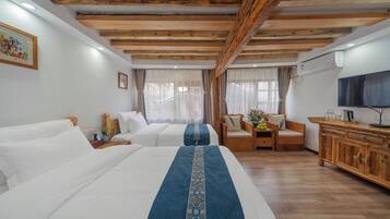 Habitación básica con 2 camas individuales, balcón, vista al patio | Wifi gratis