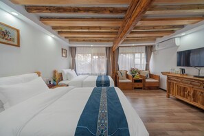 غرفة بسريرين منفصلين بتجهيزات أساسية - بشرفة - منظر للفناء | واي فاي مجانًا