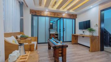 Habitación familiar con 2 camas individuales, balcón, vista al patio | Wifi gratis