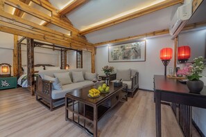 Luxury Suite, Balcony, Courtyard View | Free WiFi - Yiyuan Snow Mountain View Historical Naxi House - Lijiang Old Town Mufu branch (Lijiang)