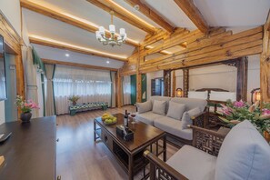 Luksussviitti, parveke, näköala pihalle | Ilmainen Wi-Fi