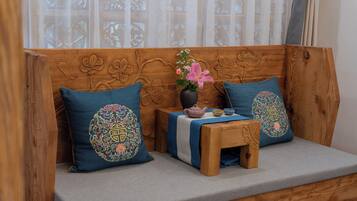 Habitación básica doble, balcón, vistas al patio | Wifi gratis