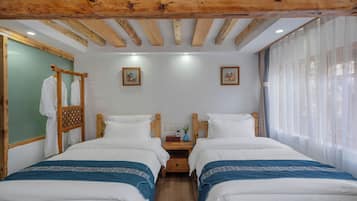 Habitación básica con 2 camas individuales, balcón, vistas al patio | Wifi gratis