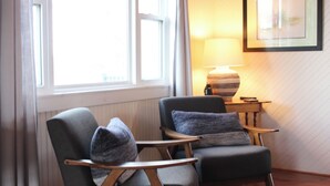 A room with two armchairs, a lamp, and a framed picture on the wall. - Ocean View Cottage, With Access To Tracadie Bay-Minutes From Blooming Point (Mount Stewart)