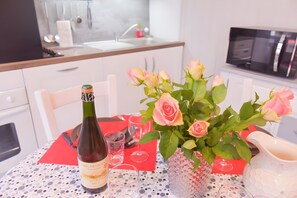 Fridge, microwave, oven, stovetop - Gîte De La Voûte in Fécamp with Wi-Fi (Fécamp)