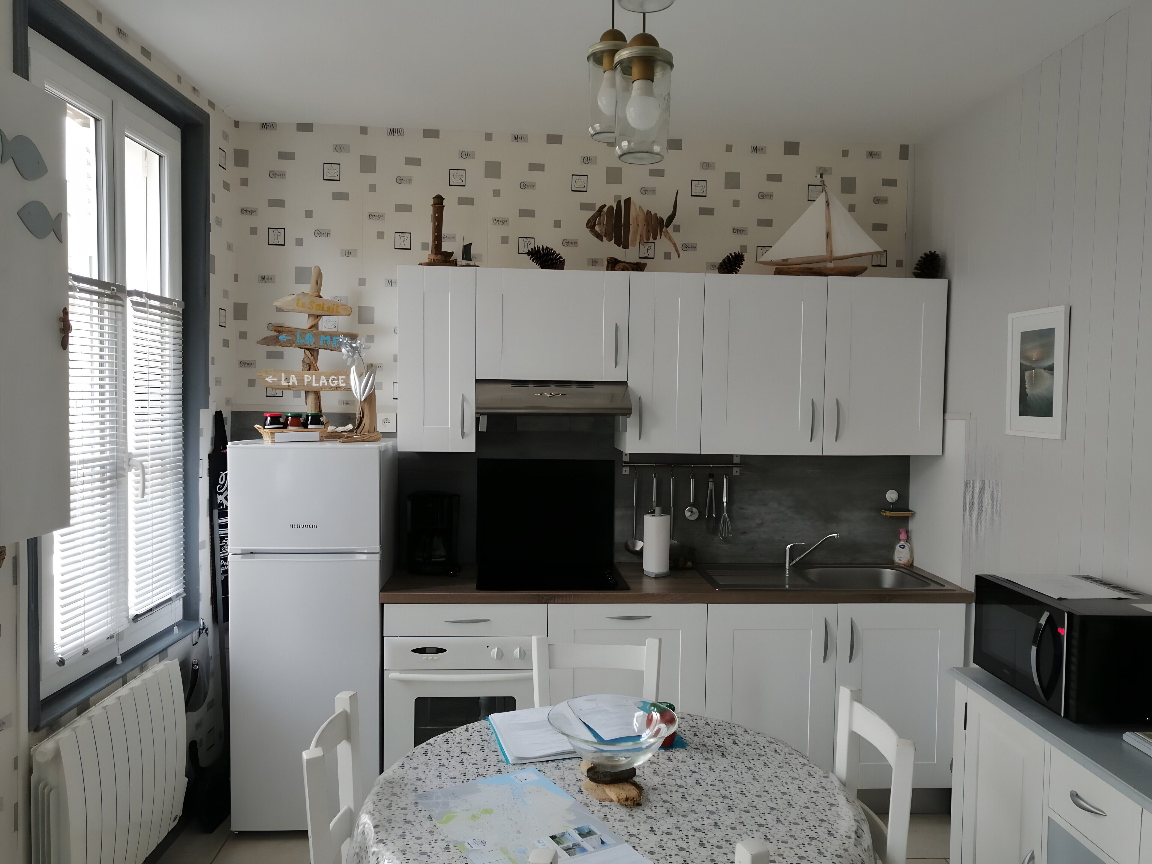 Réfrigérateur, micro-ondes, four, plaque de cuisson
