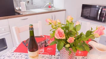 Kylskåp, mikrovågsugn, ugn och spishäll