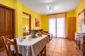 A dining area with a table set for breakfast, a coffee pot, and a fruit bowl. - Apartment 'La Viña 3' with Mountain Views and Wi-Fi (Corao)