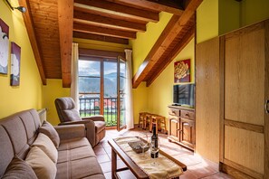 Living area - Apartment 'La Viña 9' with Mountain Views and Wi-Fi (Corao)