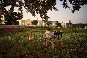 Outdoor dining - Tenuta Giotta: Relax & Nature Il Carrubo (Castellana Grotte)