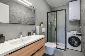 Dusche, Haartrockner, Handtücher, Seife
