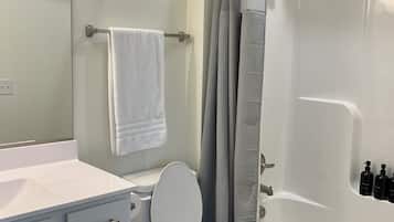 Deluxe Apartment, 1 Queen Bed with Sofa bed, Kitchen, Garden View | Bathroom