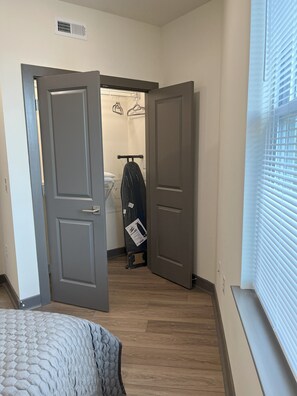 Deluxe Apartment, 1 Queen Bed with Sofa bed, Kitchen, Garden View | Iron/ironing board, free WiFi - Capital City Apt - 101 (Richmond)
