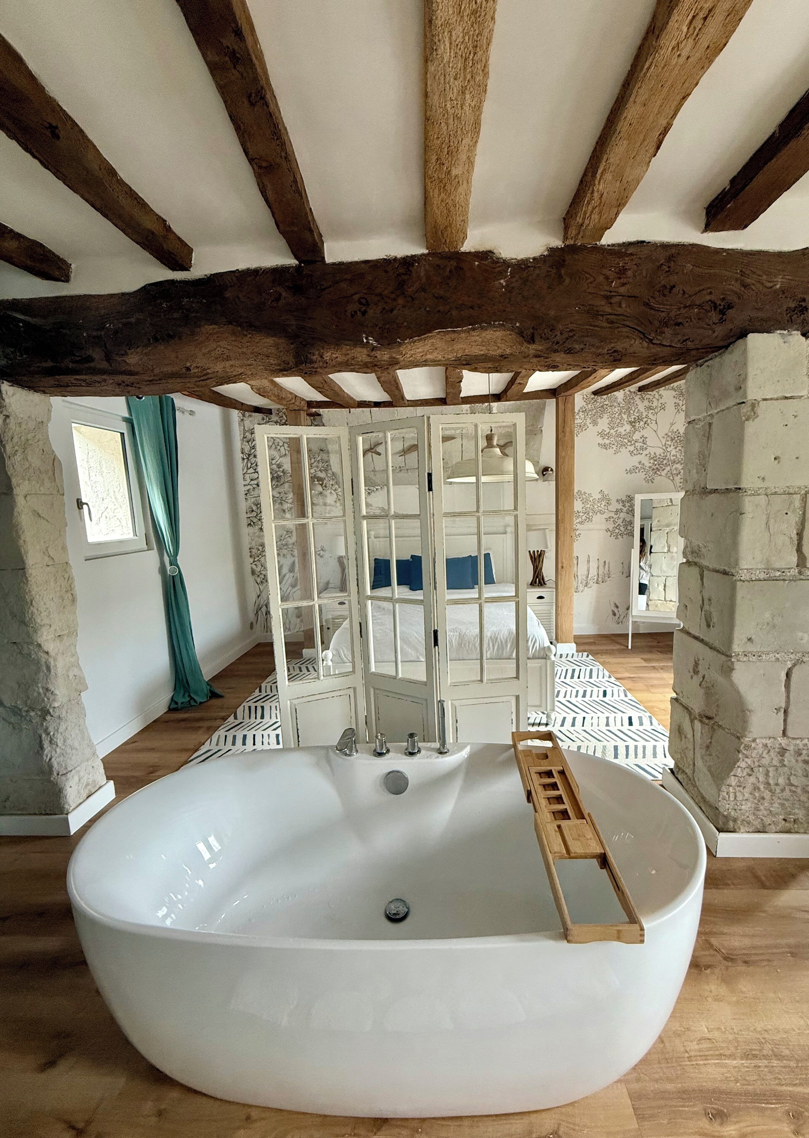 Fer et planche à repasser, lit parapluie, Wi-Fi gratuit, draps fournis