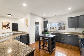Fridge, microwave, oven, stovetop - Luxury 4 Bedroom Home Elgin (Elgin)