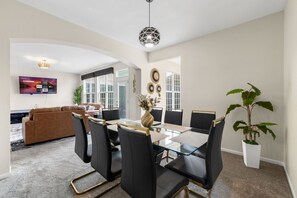 Dining - Luxury 4 Bedroom Home Elgin (Elgin)