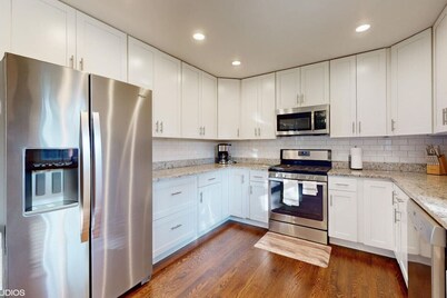 Luxury 4BR Home w/ Pool Table &Beautiful Kitchen