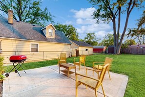 Terrace/patio - Luxury 4BR Home w/ Pool Table &Beautiful Kitchen (Elmhurst)