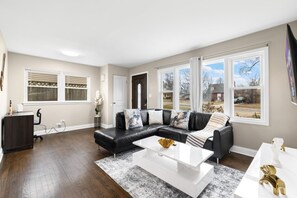 TV - Luxury 4BR Home w/ Pool Table &Beautiful Kitchen (Elmhurst)