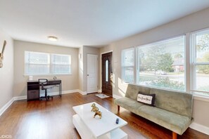 TV - Luxury 4BR Home w/ Pool Table &Beautiful Kitchen (Elmhurst)