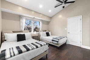 4 bedrooms, desk, iron/ironing board, travel cot - Luxury 4BR Home w/ Pool Table &Beautiful Kitchen (Elmhurst)
