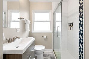 Hair dryer - Luxury 4BR Home w/ Pool Table &Beautiful Kitchen (Elmhurst)