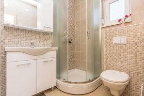 Shower - Pasko apartments 2 (Novalja)