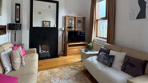 Books - Unique Duplex Apartment in the Heart of Dalkey With 2 Luxurious Bedrooms (Dublin)