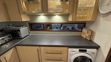 Apartment, 2 Bedrooms | Laundry