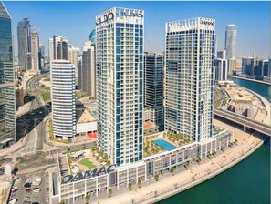 Vista frontal de la propiedad