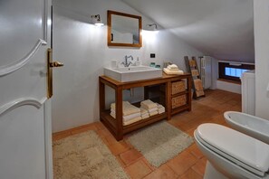 Regadera, secadora de cabello, bidet, toallas 