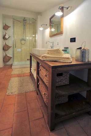 Dusche, Haartrockner, Bidet, Handtücher