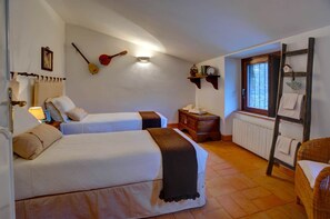 Escritorio, tabla de planchar con plancha, wifi gratis y ropa de cama 