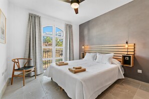 Tabla de planchar con plancha, wifi y ropa de cama 