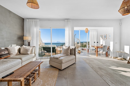 TV. Casa María Luisa: Panoramic terrace, spectacular views of Gibraltar and independent studio