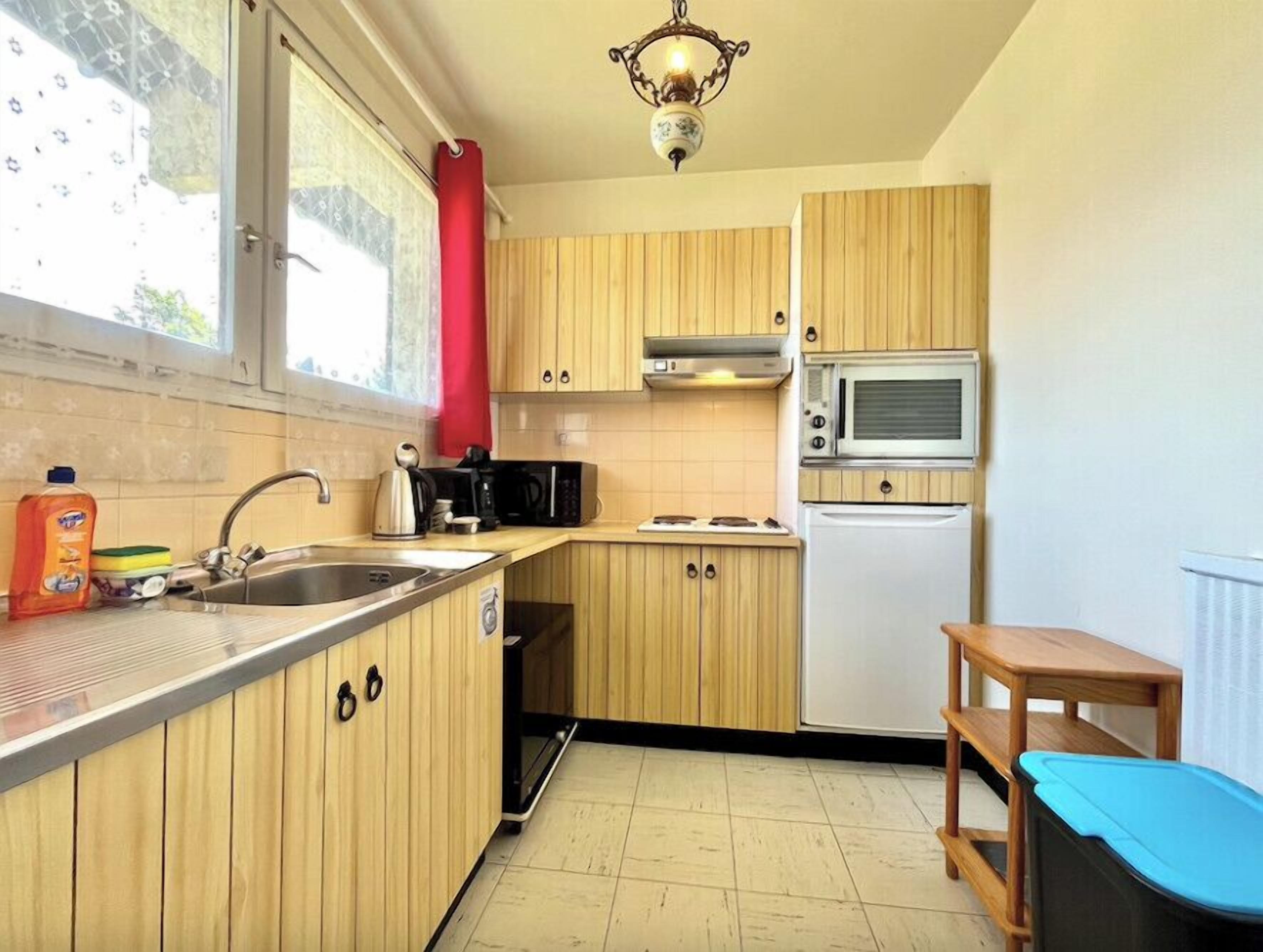 Kylskåp, mikrovågsugn, diskmaskin och kaffe- och tebryggare