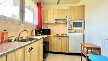 Fridge, microwave, dishwasher, coffee/tea maker