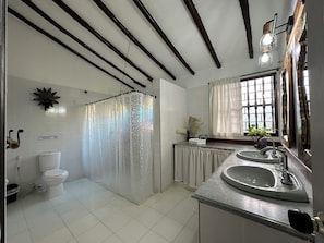 Suite, City View | Bilik Mandi | Pancuran mandi, tuala disediakan, sabun, syampu