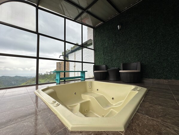 Phòng Suite, quang cảnh thành phố | Bàn, truy cập Internet không dây miễn phí