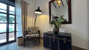 Superior Double Room, City View | Living area