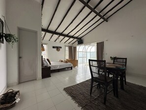 Suite, uitzicht op de stad | Een bureau, gratis wifi