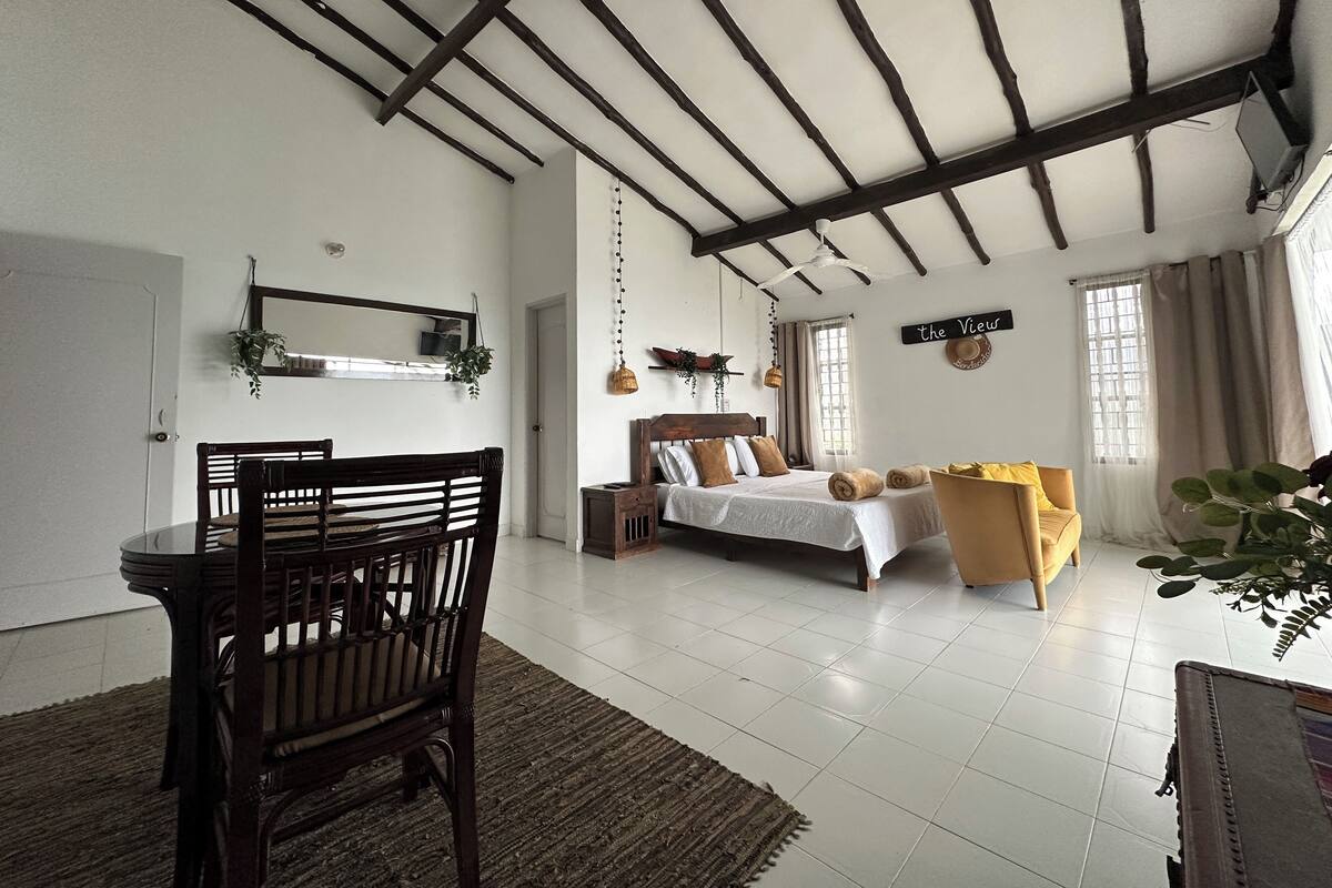 Suite, City View | Desk, free WiFi