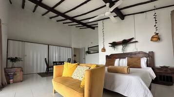 Suite, vista a la ciudad | Wifi gratis y ropa de cama