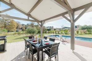 Outdoor dining - Beautiful contemporary villa 160 m² with pool (Léon)