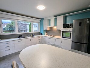Fridge, microwave, oven, dishwasher - Stay in a spacious apartment in Gérardmer (Gérardmer)