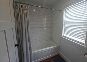 Bathroom - Chris and Mabel's: Private I Dog Friendly with Large Yard and Screened Porch (Ocracoke)