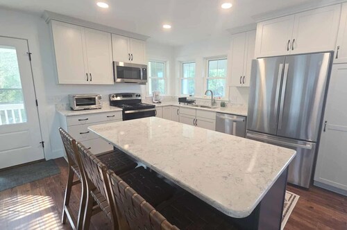 Chris and Mabel's: Private I Dog Friendly with Large Yard and Screened Porch