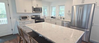 Chris and Mabel's: Private I Dog Friendly with Large Yard and Screened Porch