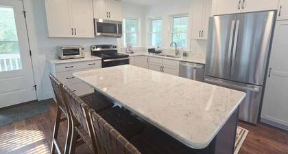 Chris and Mabel's: Private I Dog Friendly with Large Yard and Screened Porch