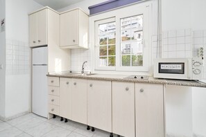 Jääkaappi, mikroaaltouuni, liesi, kahvin-/teenkeitin